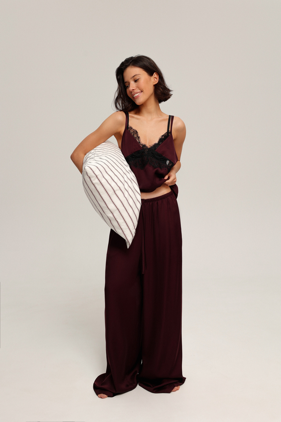 Брюки атласные