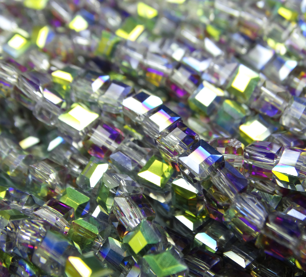 БВ057ДН4 Хрустальные бусины квадратные, прозрачный с пурпурно-зеленым AB, 4 мм, кол-во: 44-45 шт.