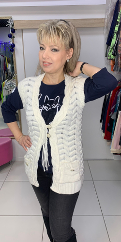 Белый теплый жилет c кармашками