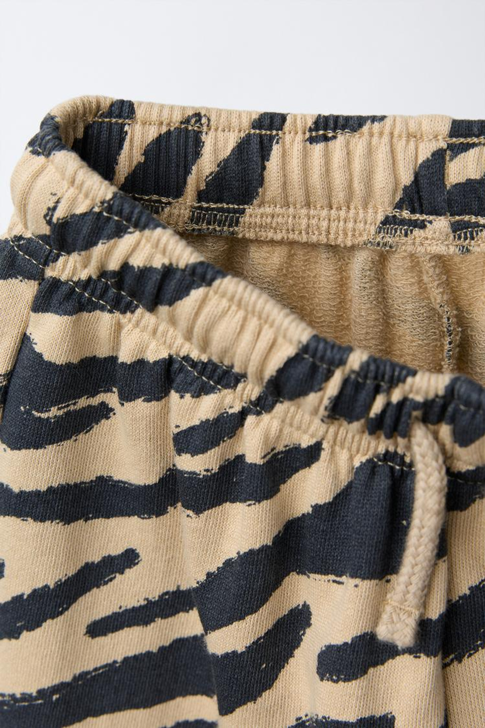 ZARA БРЮКИ STRAIGHT ИЗ МЯГКОЙ ТКАНИ С АНИМАЛИСТИЧЕСКИМ ПРИНТОМ, ПЕСОЧНЫЙ