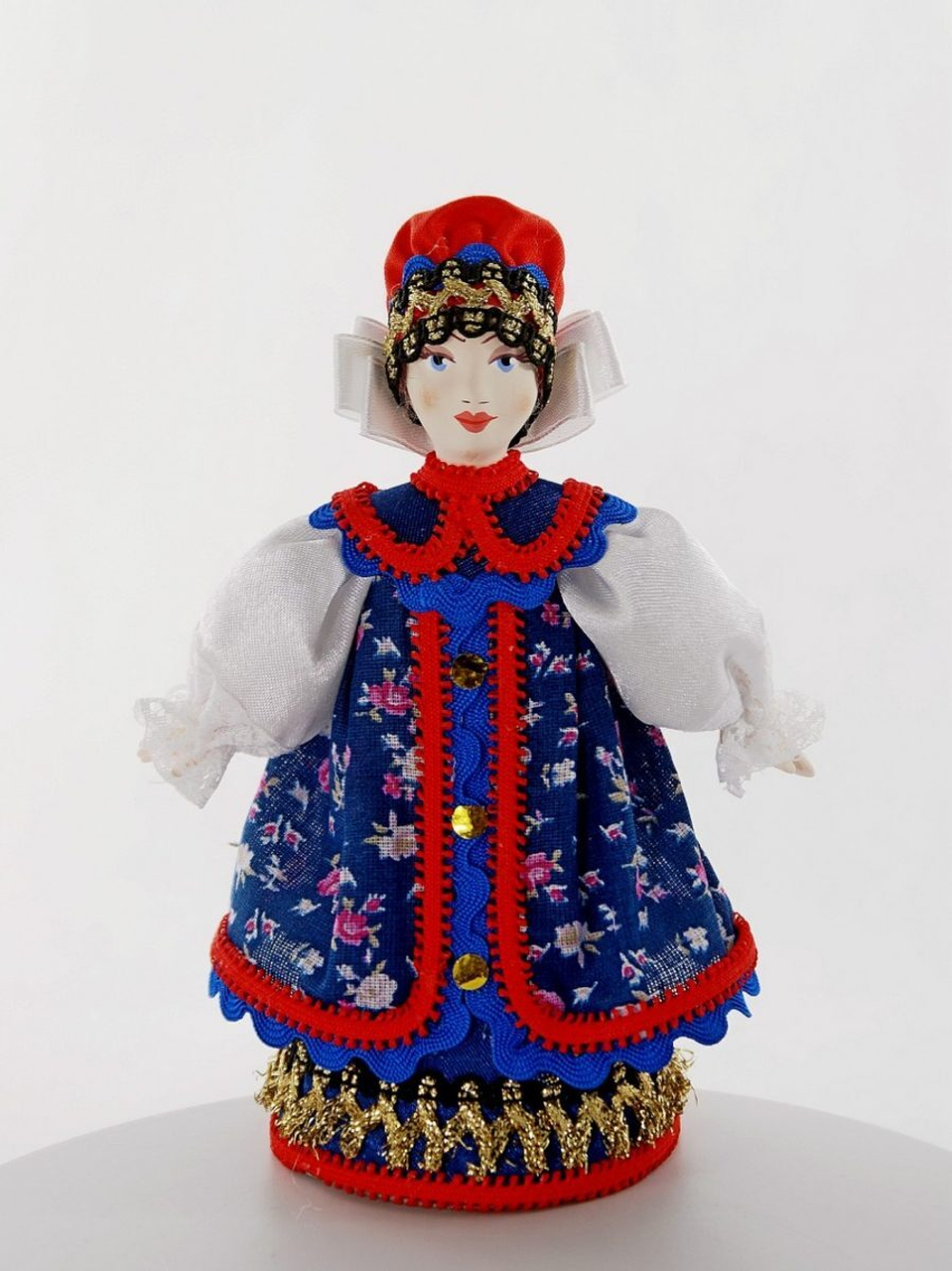 Кукла коллекционная женщина в русском костюме с тремя бантами
