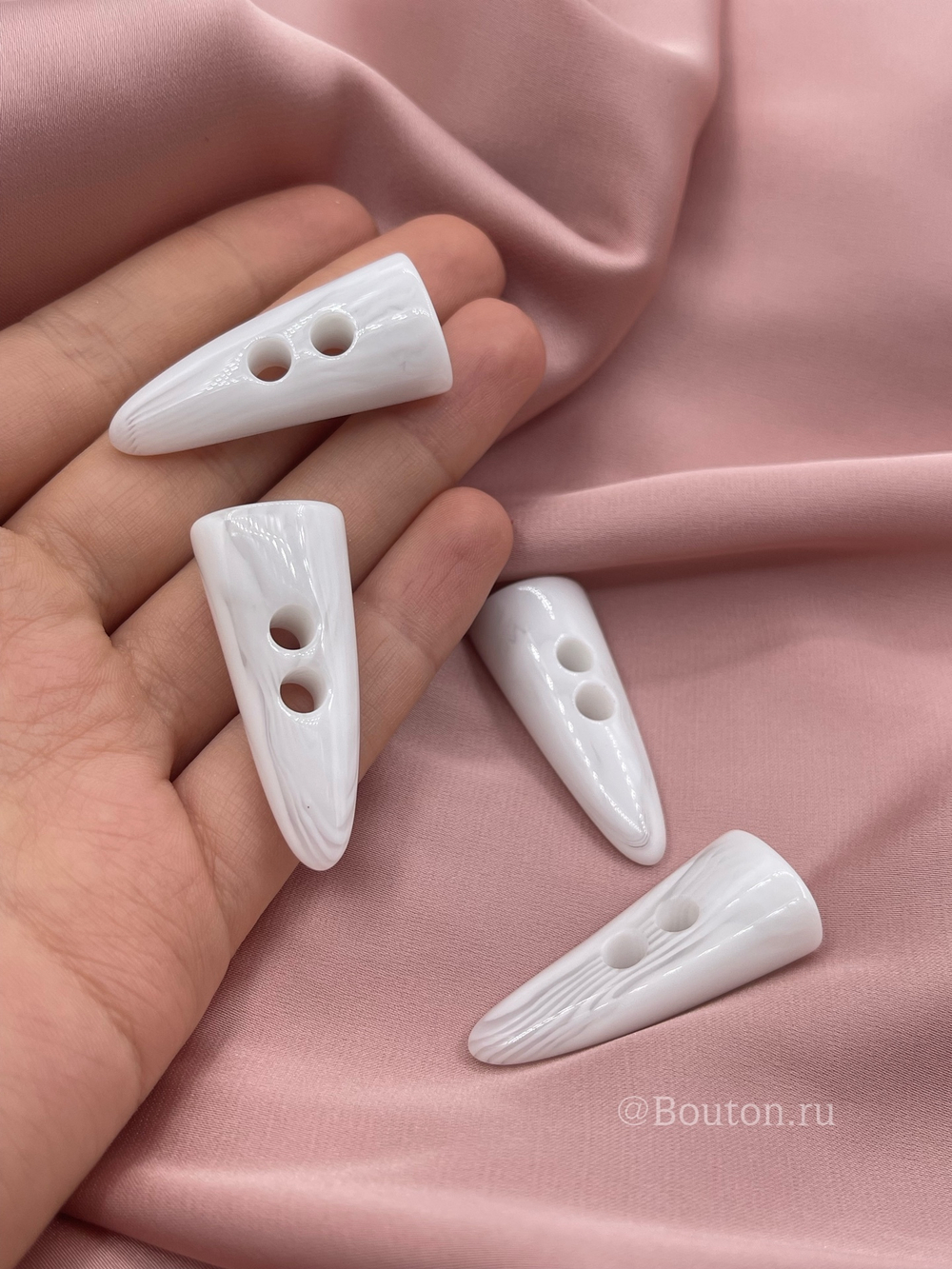 Пуговицы на 2 прокола декоративные белые с полупрозрачными прожилками