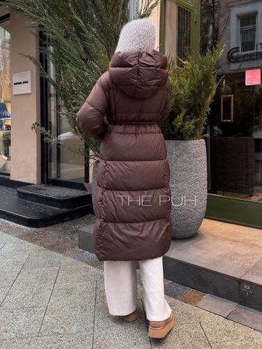 Удлиненный коричневый пуховик на запах с объемным капюшоном