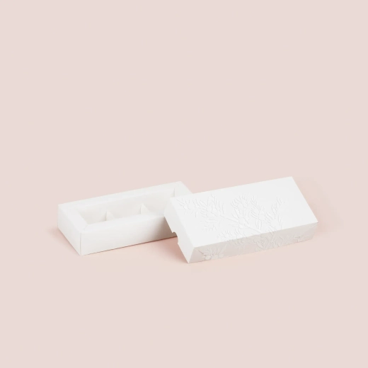 Коробка для 3 конфет с тиснением