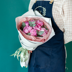 7 пионов Сара Бернар с эвкалиптом