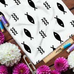 Ткань бязь крупные чёрные рыбки на бежевом фоне