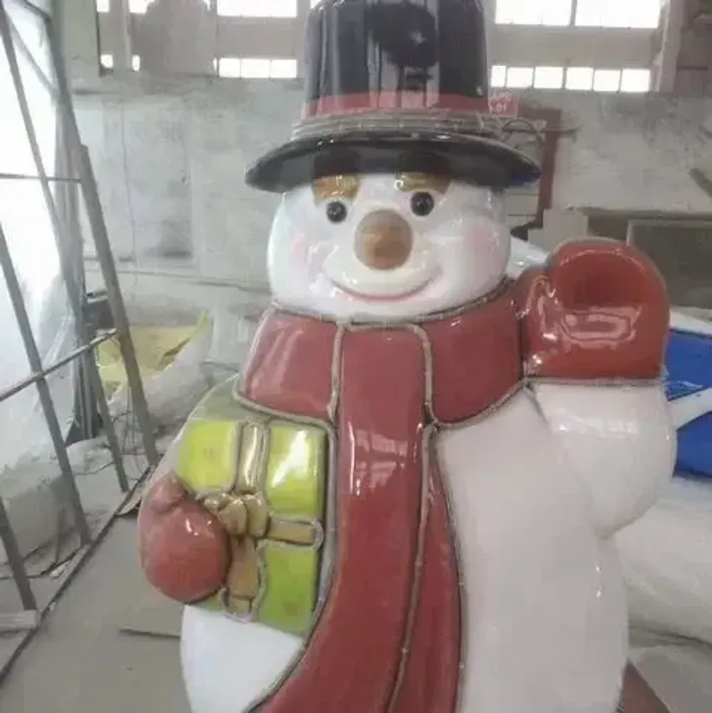 Уличная фигура "Снеговик с подарком"