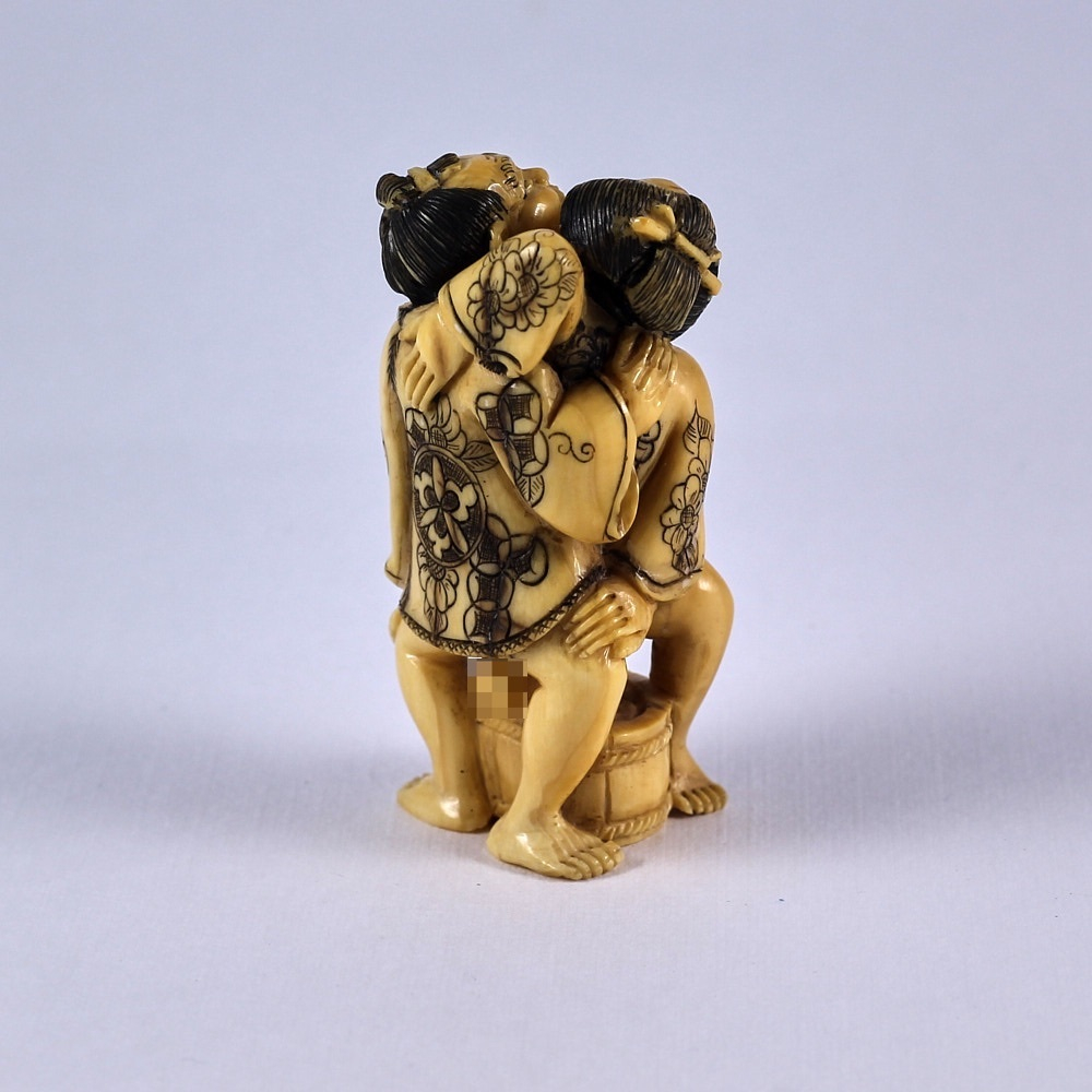 Эротическая статуэтка нэцкэ Любовники моются