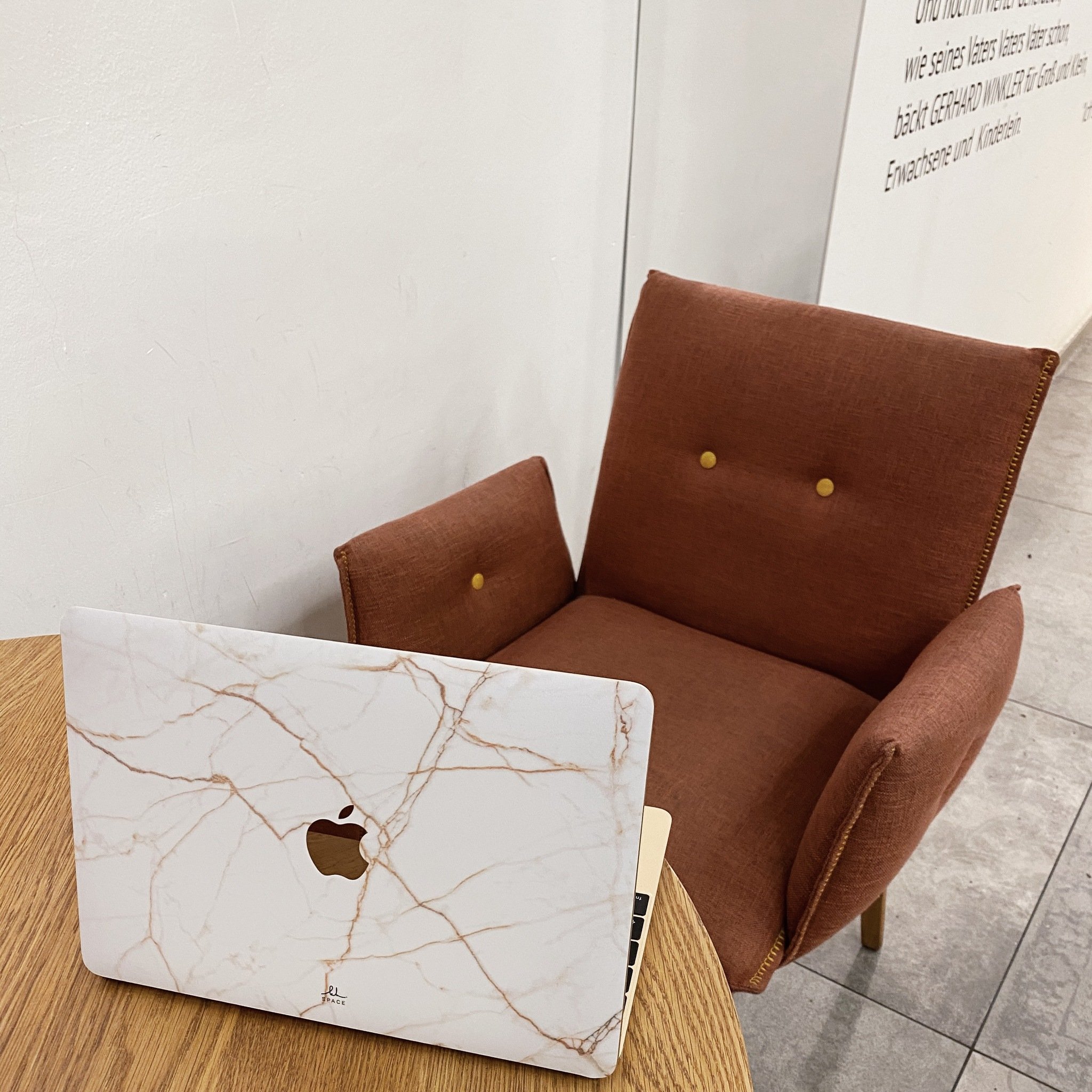 Виниловая наклейка SPARK для MacBook