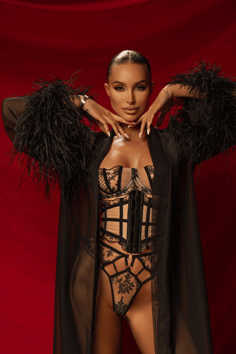 Пеньюар в черном цвете со страусиным боа