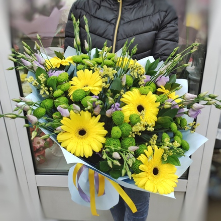 Букет с герберами и эустомами