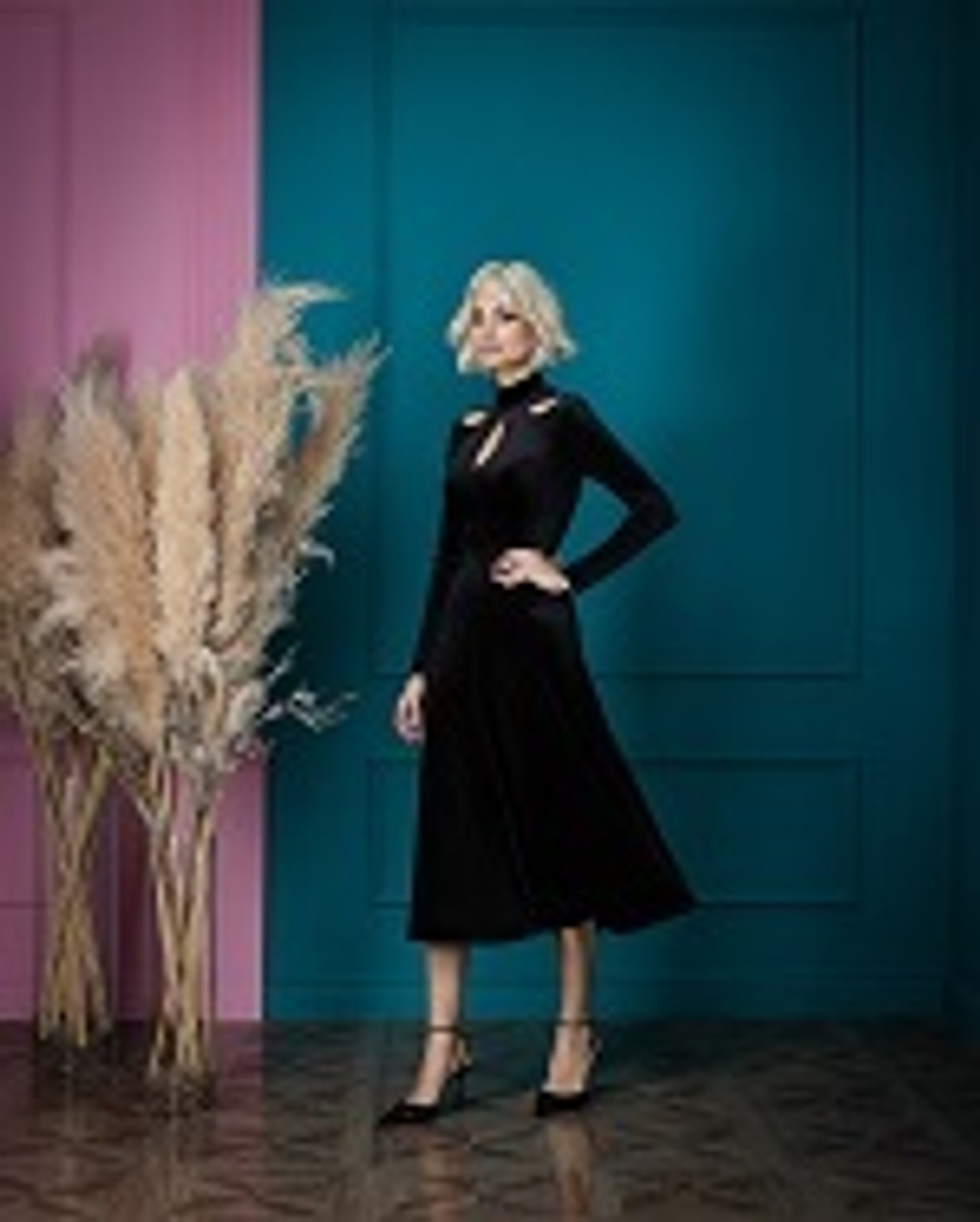 08-03-24 FW Бархатное платье с фигурными вырезами чёрное