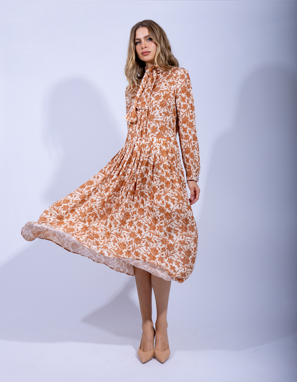 Женское летнее платье миди с бантом и цветочным узором