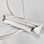 Женская сумка-багет из натуральной кожи белого цвета