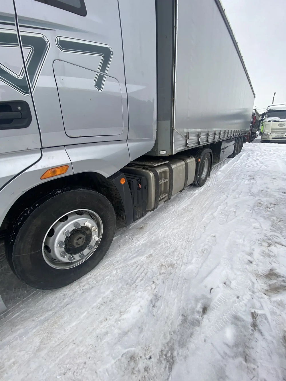 FAW J7 4x2 Седельный тягач CA4180P77K25E5 (Дизельный, 12,5 л, 553 л.с., АТ)