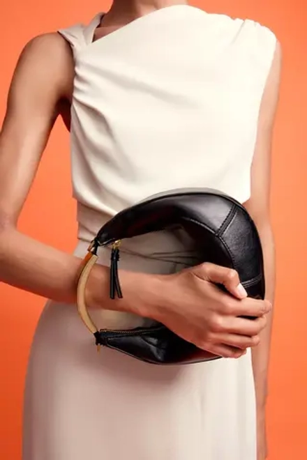 ZARA ОВАЛЬНАЯ СУМКА С МЕТАЛЛИЧЕСКОЙ РУЧКОЙ, ЧЕРНЫЙ