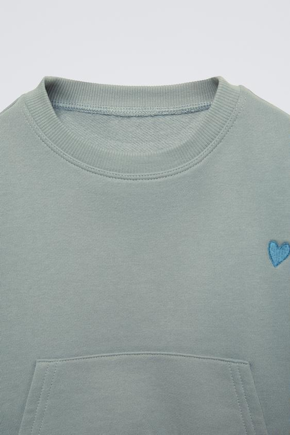 ZARA КОМПЛЕКТ ИЗ ДЖОГГЕРОВ И ТОЛСТОВКИ С ВЫШИВКОЙ, СЕРО-СИНИЙ