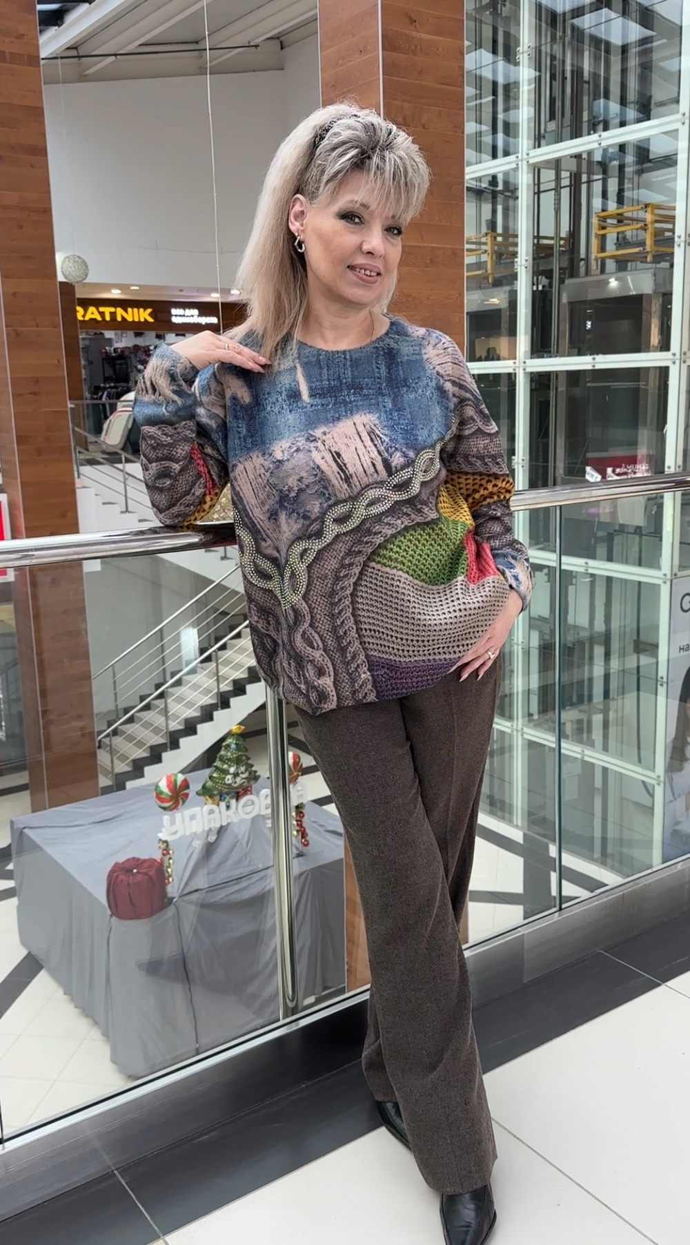 Цветной, теплый джемпер с абстрактным рисунком