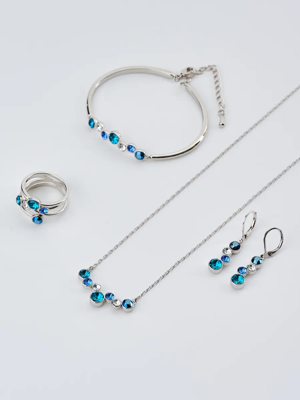 Жесткий браслет Эльза с синими камнями Swarovski