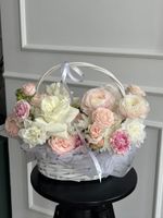 Цветочная корзина в розово- белой гамме
