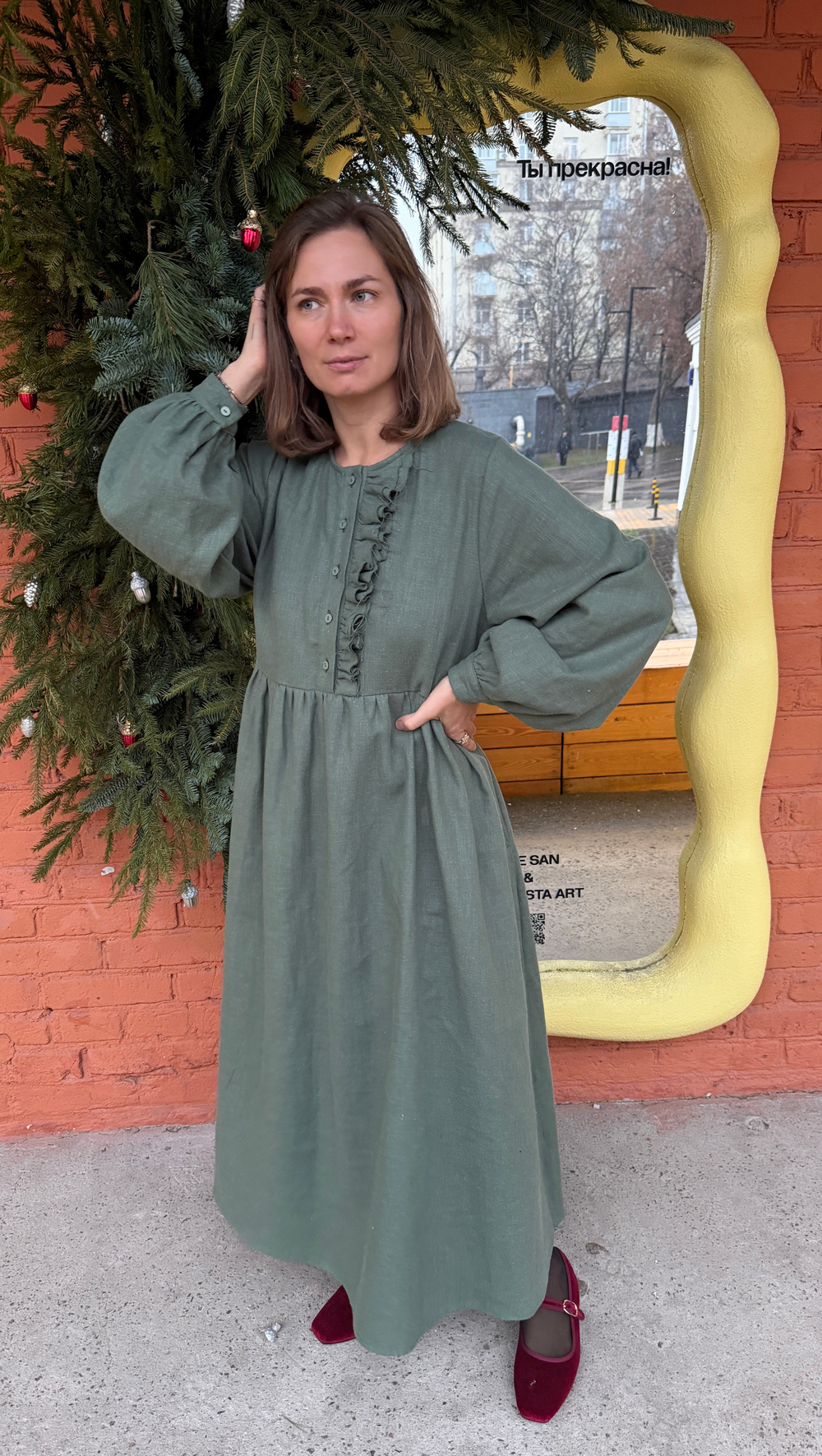 Платье с асимметричной рюшей "Герда" из крапивы цвета хвои