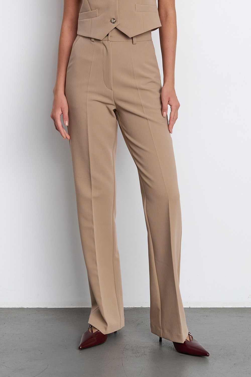 Брюки костюмные прямые цвета капучино