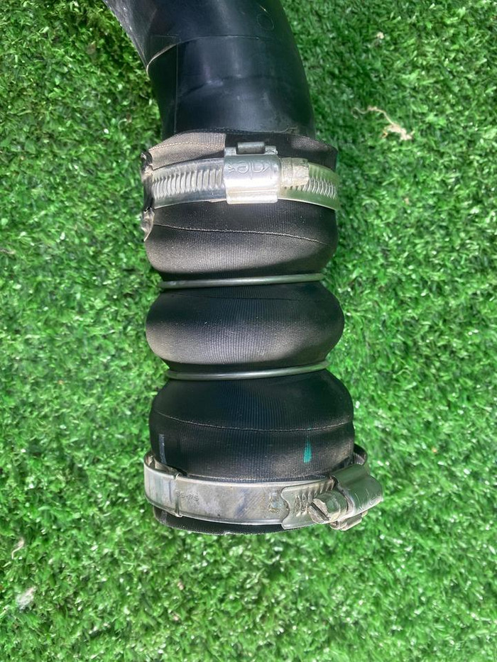 Патрубок интеркулера LR Discovery Sport (19-нв)