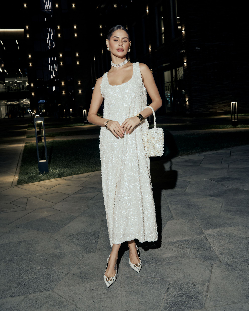 Платье в молочном цвете с пайетками