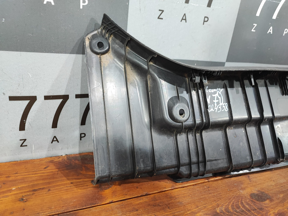 Кожух замка багажника Toyota Camry (XV70) 17-22 Б/У Оригинал 5838733140