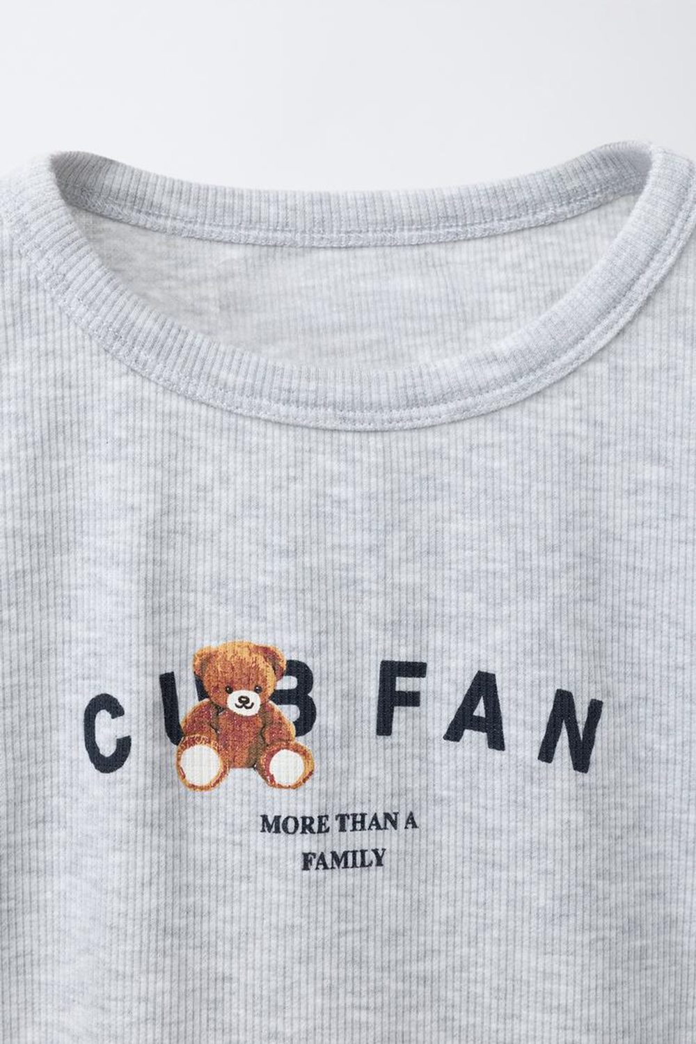 ZARA ФУТБОЛКА В РУБЧИК С ПРИНТОМ «МЕДВЕДЬ», СЕРЫЙ МЕЛАНЖ