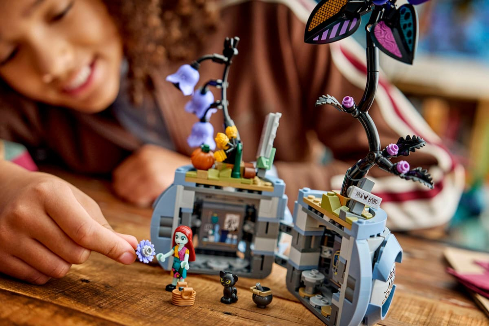 Конструктор LEGO Disney 43288 Sally's Flowerpot