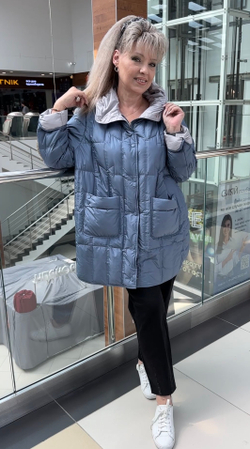 Голубая удлиненная куртка с серой отделкой капюшона