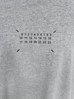 Футболка LJHY 2505 однотонная с надписью из цифр на груди