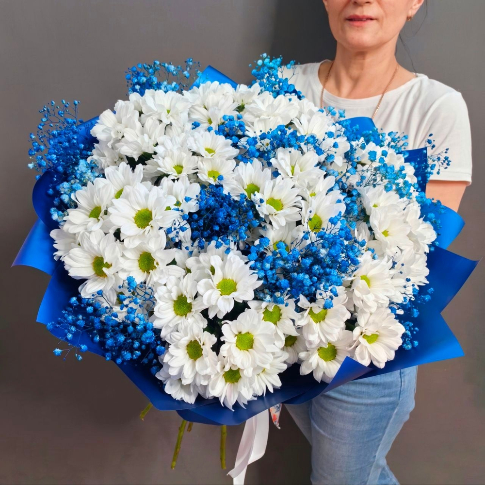 Букет из 11 кустовых хризантем сорта "KENNEDY WHITE" с синей гипсофилой
