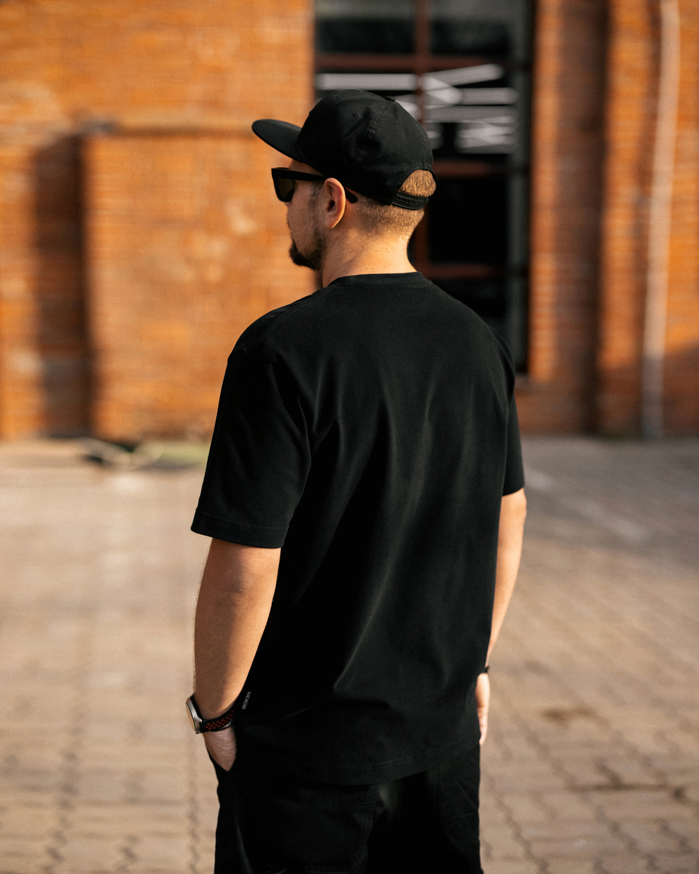 Футболка черная с лого на груди XL