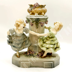 Ваза с танцующими девочками. Керамика, глазурь, ручная роспись. Вена?,  Австро-Венгрия. Нач. ХХ в.