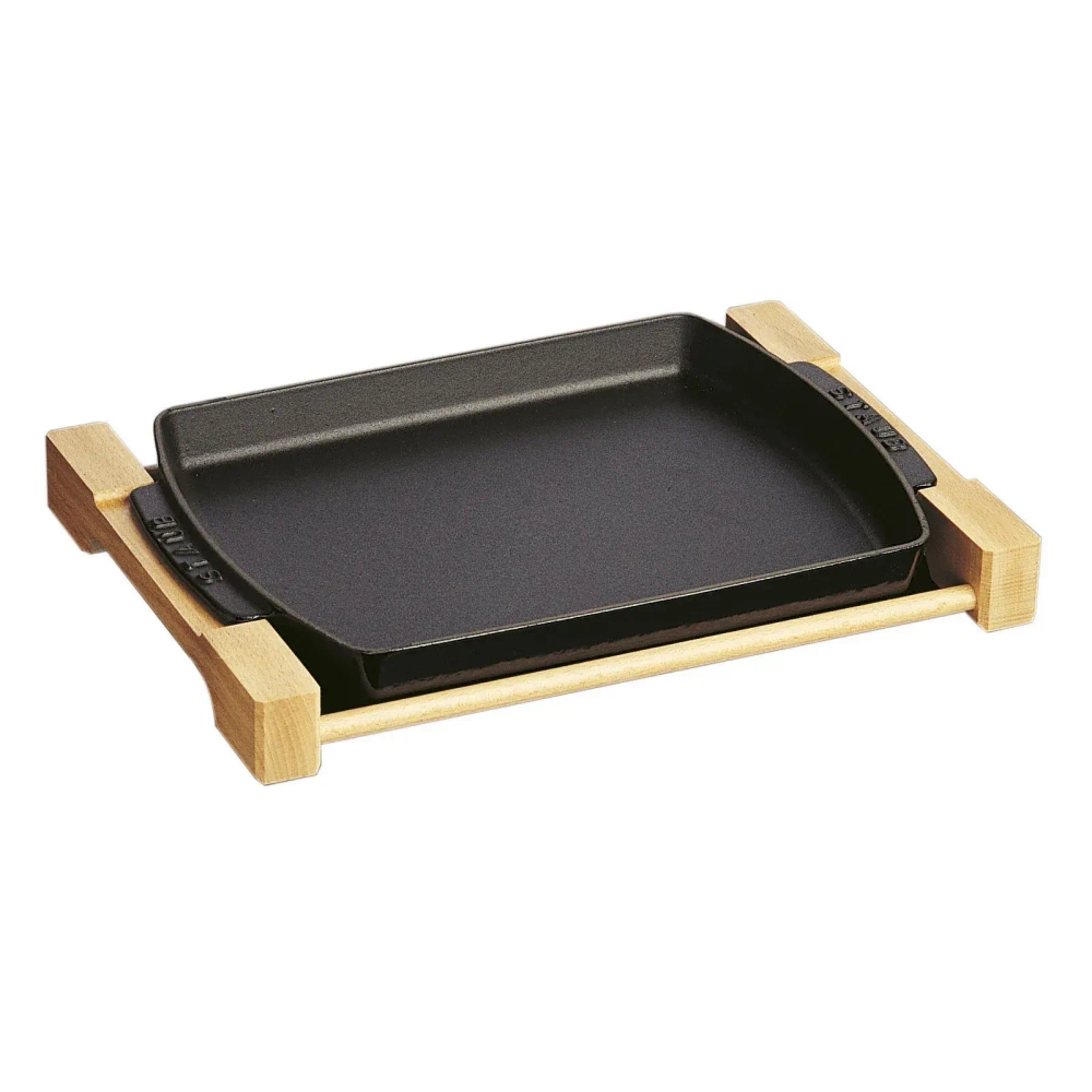 STAUB Sur la Table Чугунное блюдо Minis 33x23 см на деревянной подставке черный