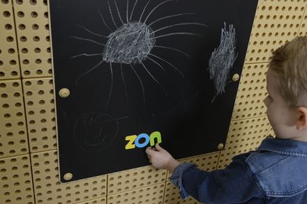 Двухсторонняя панель: Магнитная меловая и деревянная. Размер 548 x 548