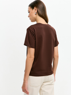 Классическая базовая футболка полуприлегающего силуэта