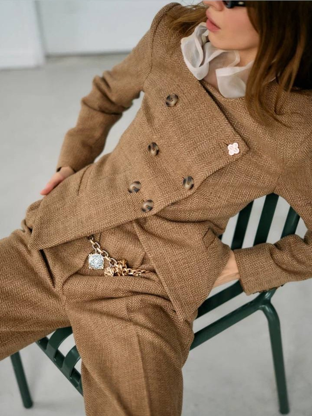 Жакет карамель приталенный с акцентными пуговицами