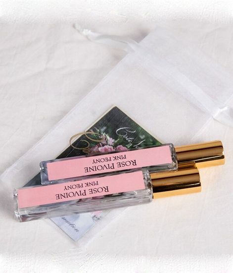 Бело-розовый букет роз в прозрачной овальной вазе, Cote Noire