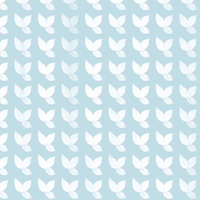 Листья на голубом фоне