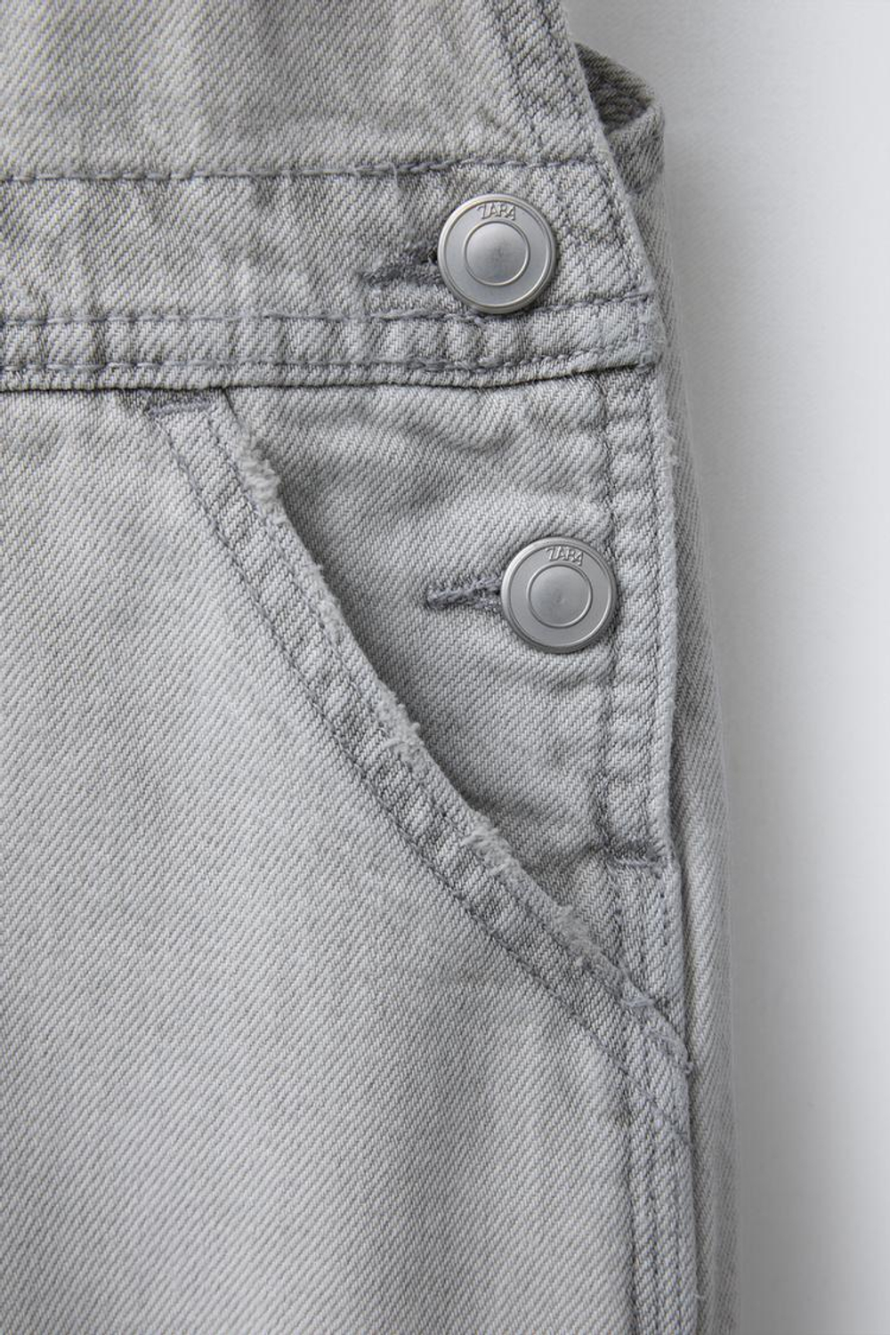 ZARA КОРОТКИЙ ДЖИНСОВЫЙ КОМБИНЕЗОН, ЖЕМЧУДНО-СЕРЫЙ