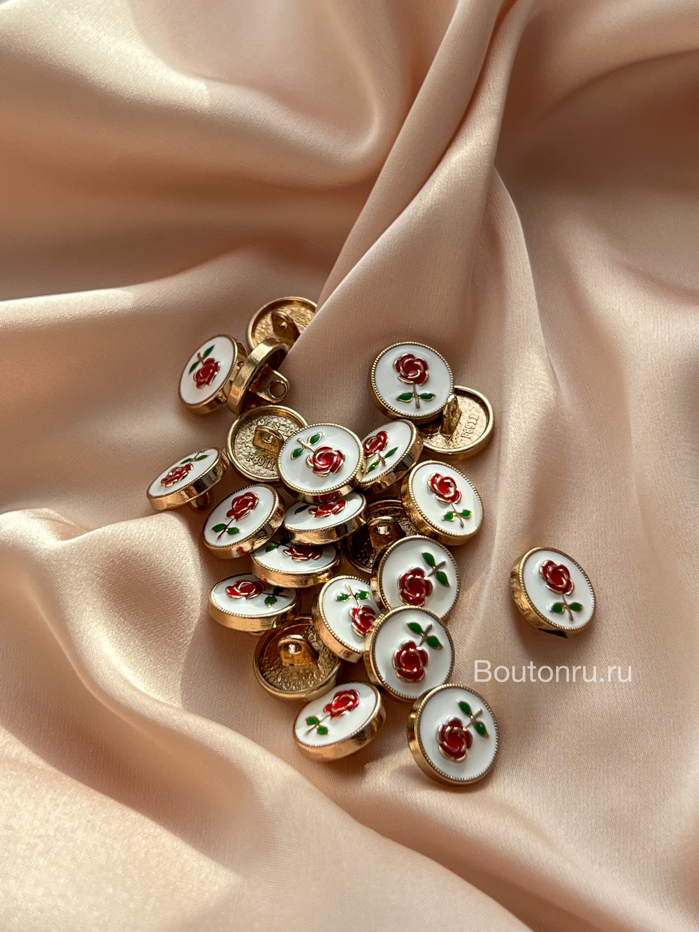 Пуговицы золото с белой эмалью и розой 12 мм.