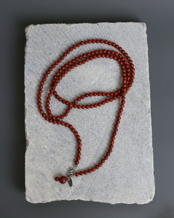 Нить из красной яшмы