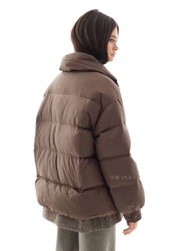 Коричневый пуховик с комбинированной рубашкой
