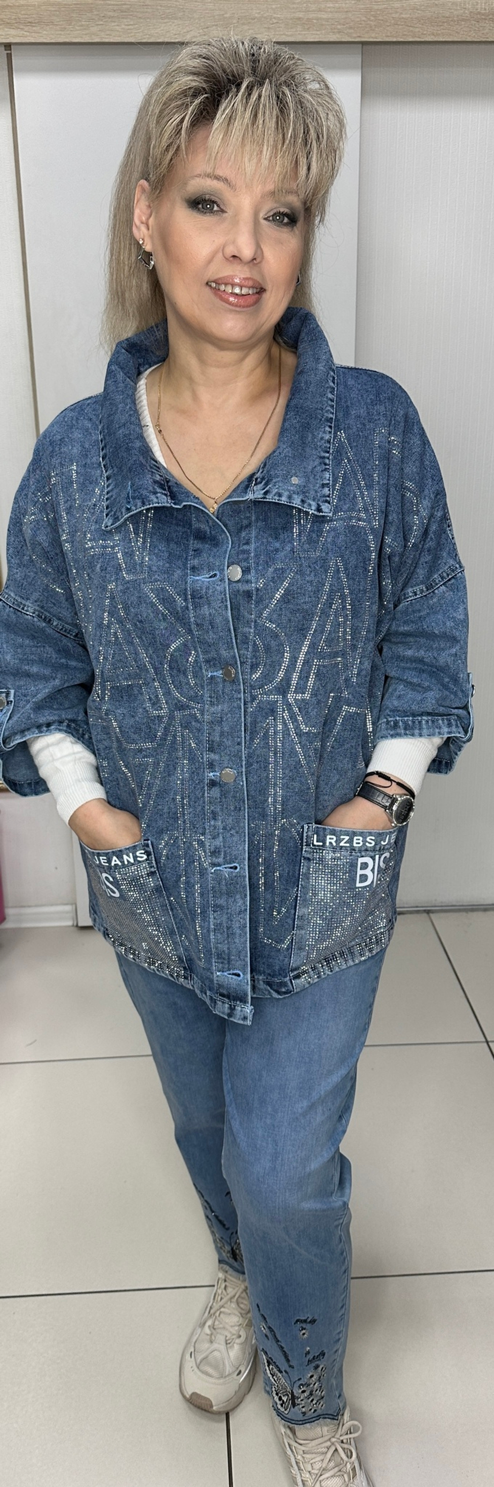 Джинсовый жакет-бомбер со стразовым принтом