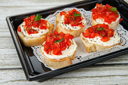 Брускетта болгарским перцем, сыром фета и базиликом