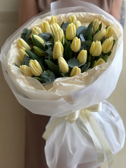 Кремовые тюльпаны и зелень эвкалипта в нежном оформлении Флора Маркет