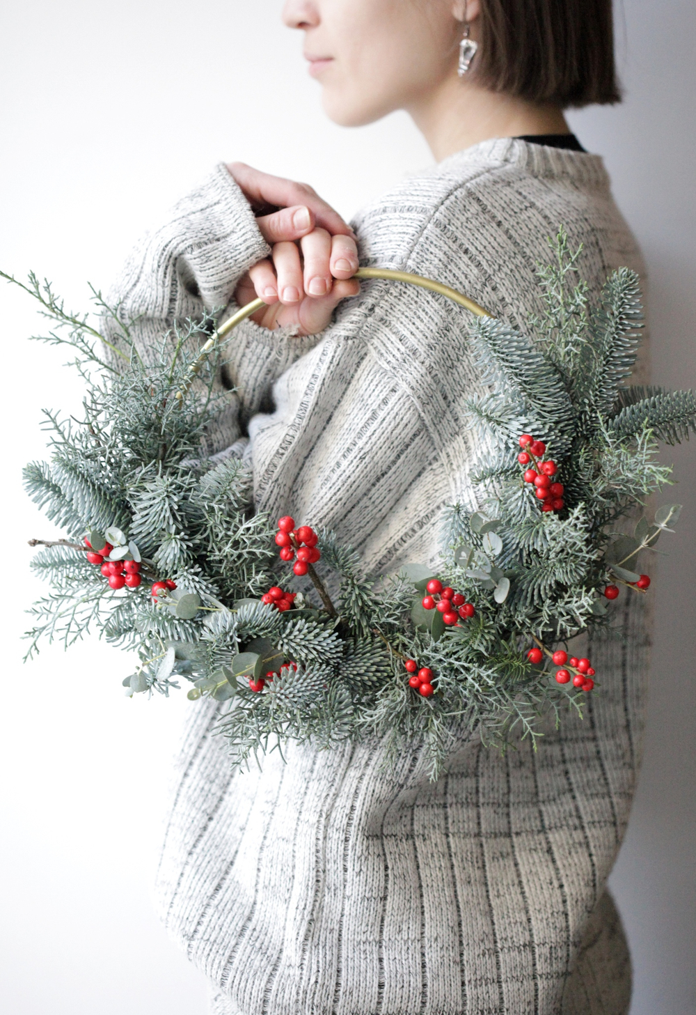 Рождественский венок с илексом на круглой металлической основе